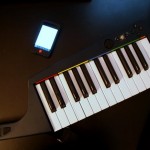 Keytar do Rock Band 3 em comparação ao iPod Touch