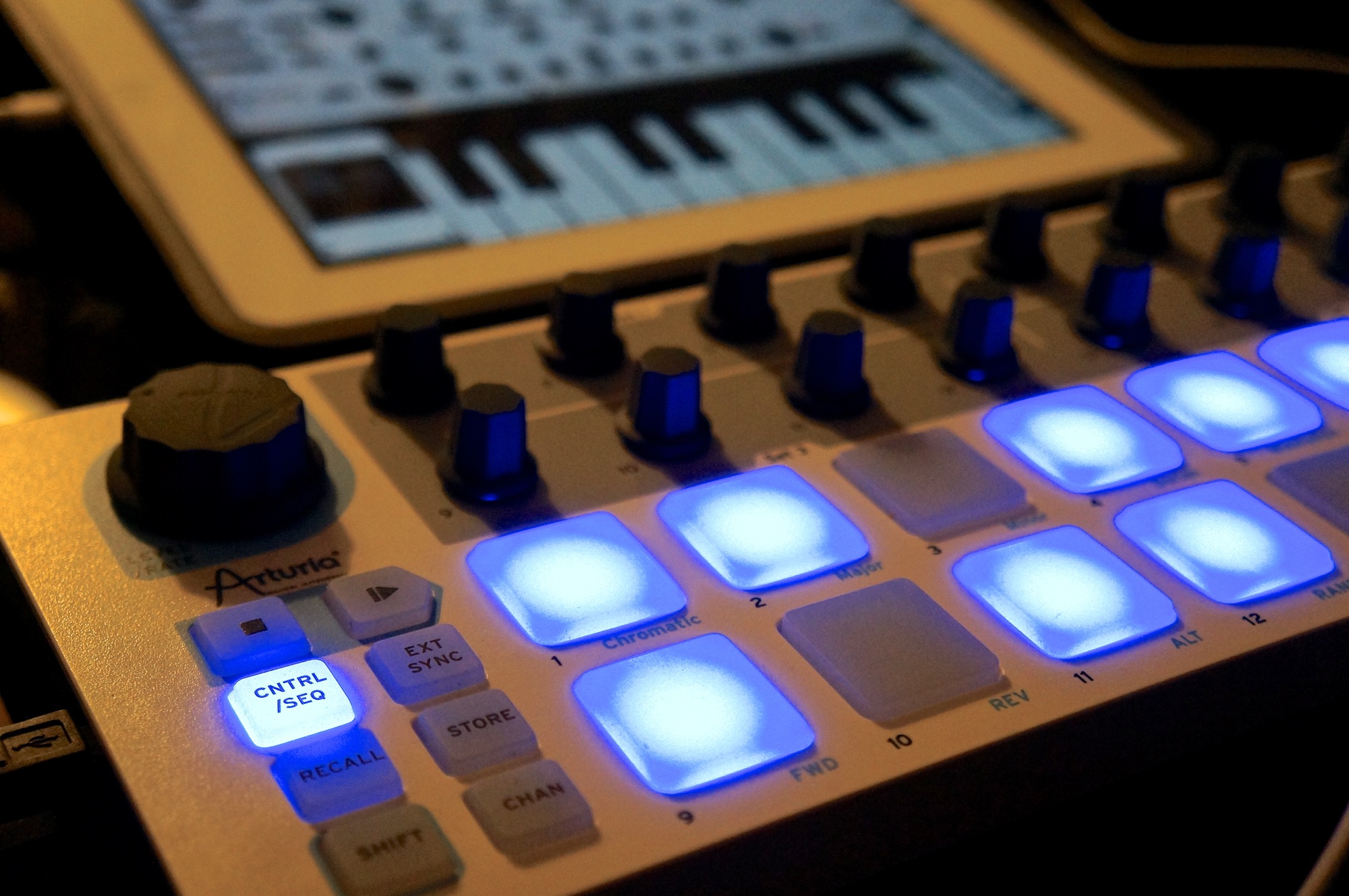 Imagem histórica · Arturia Beatstep controlando vários apps musicais ao mesmo tempo