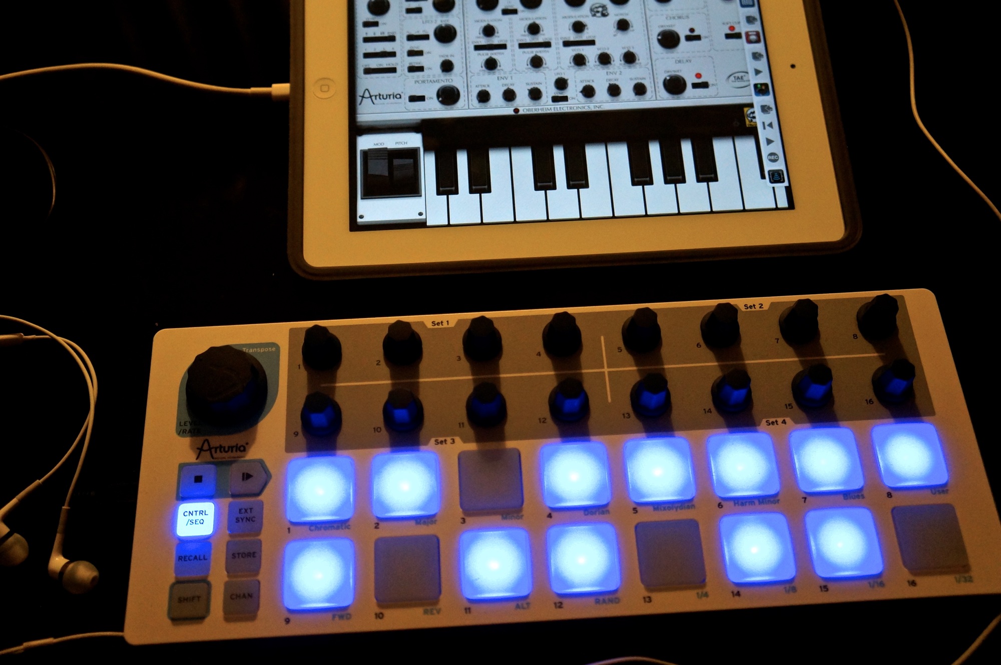 Imagem histórica · Arturia Beatstep controlando vários apps musicais ao mesmo tempo
