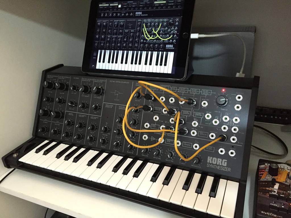 Imagem histórica · Controlador MIDI USB Korg ms20ic para comandar o iMS-20 e outros synths no iPad