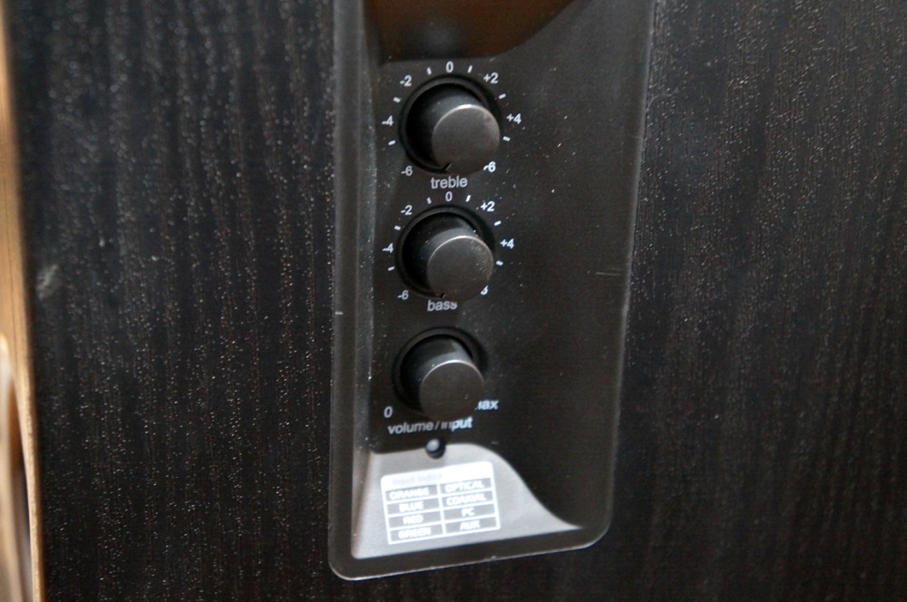 edifier_unboxing_07 Imagem histórica · Edifier Studio 8 (R2800): novos monitores de áudio trazem ainda mais potência (review)
