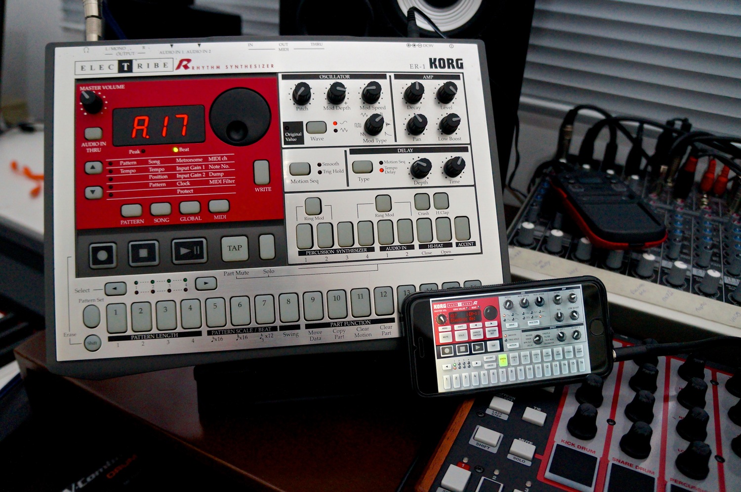 iElectribe para iPhone Imagem histórica · Korg apresenta iElectribe para iPhone trazendo recursos e presets do clássico Electribe ER-1