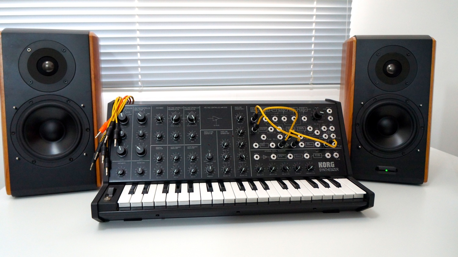 Edifier S1000DB e Korg MS-20
