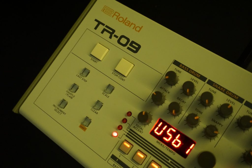 Imagem histórica · Roland expande linha Boutique com versões da drum machine TR-909 e bass synth TB-303