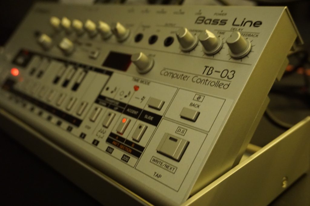 Imagem histórica · Roland expande linha Boutique com versões da drum machine TR-909 e bass synth TB-303