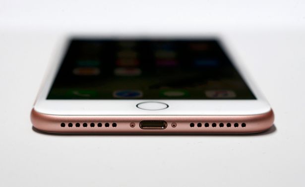 Imagem histórica · iPhone 7 sem conexão P2 para fone de ouvido. Impactos e alternativas para música móvel