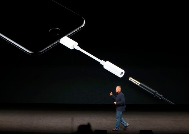 Imagem histórica · iPhone 7 sem conexão P2 para fone de ouvido. Impactos e alternativas para música móvel