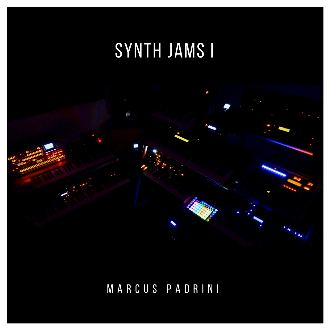 Imagem histórica · Synth Jams I: álbum traz compilação de faixas gravadas ao vivo utilizando sintetizadores e drum machines