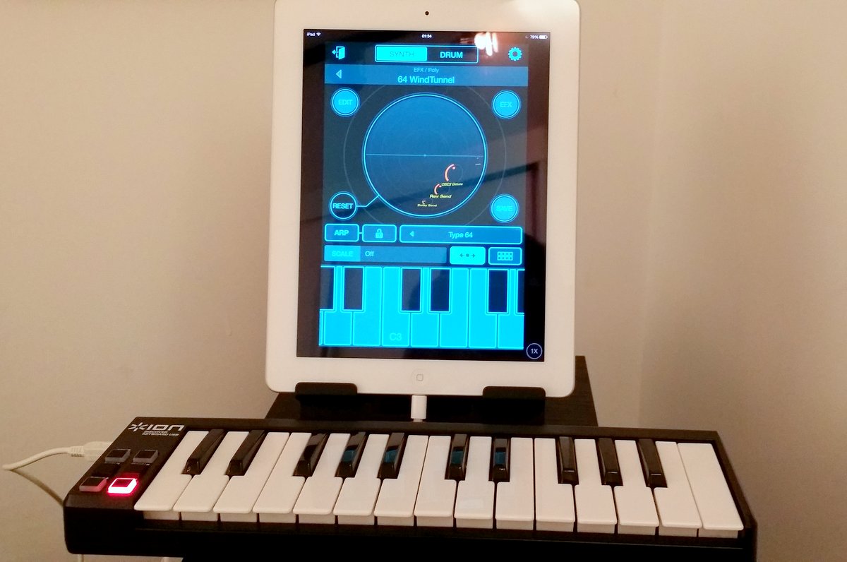Imagem histórica · Synth Book: comemorando 40 anos de sintetizadores, Yamaha lança app com ebook e synth virtual
